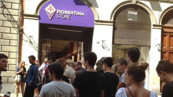 FOTO FV, Tifosi già in attesa allo Store Duomo