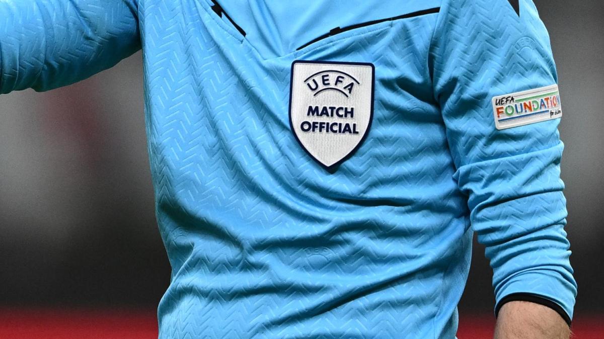 Fiorentina-AEK Atene, squadra arbitrale inglese. Il fischietto è Robert Jones