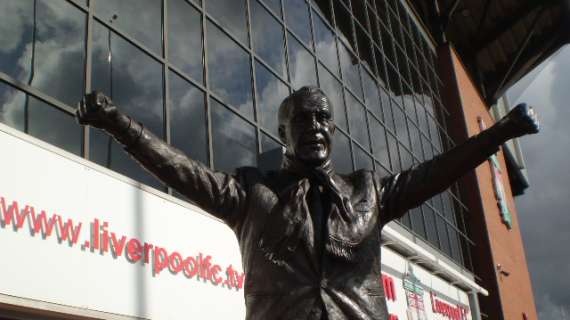 SHANKLY, L'uomo e la statua sotto la Kop