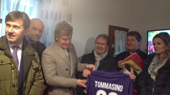 VIDEO FV, Antognoni dona maglia viola di Tommasino