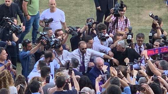 COMMISSO, Bagno di folla col parterre di tribuna