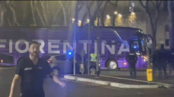 La Fiorentina riparte direzione Firenze, le immagini del pullman gigliato