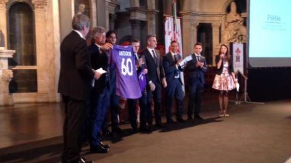 FOTO FV, ACF dona maglia speciale ad Antognoni