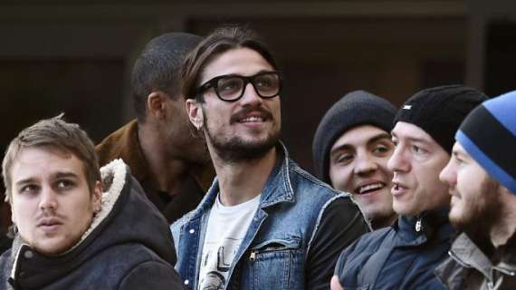 OSVALDO, La ex: "Non sente le figlie da un anno"