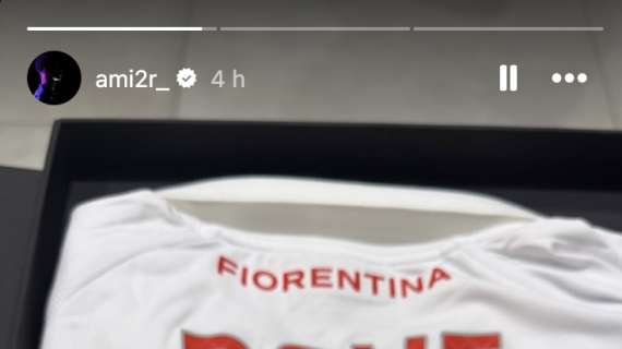 Amir Richardson posta una maglia con foto autografata da... Edoardo Bove