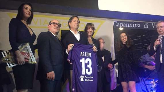 FOTO FV, Niccolini dona la maglia di capitan Astori