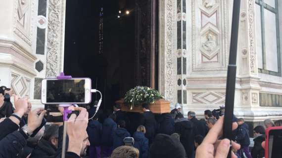 FOTO FV, Il feretro di Astori entra nella Basilica