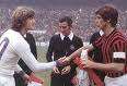 Antognoni tende la mano a Rivera prima di un Milan-Fiorentina dell&#039;ottobre 76&#039;