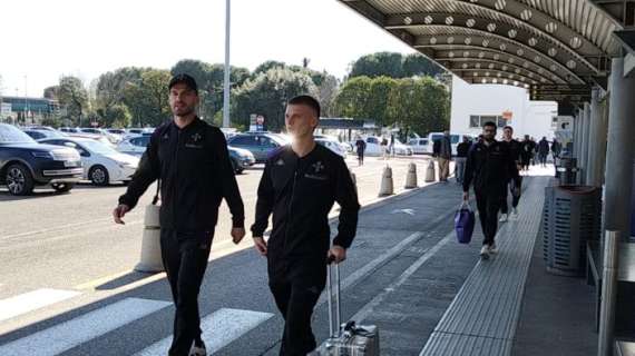 La Fiorentina (compresi i dirigenti) è partita alla volta di Atene: le immagini