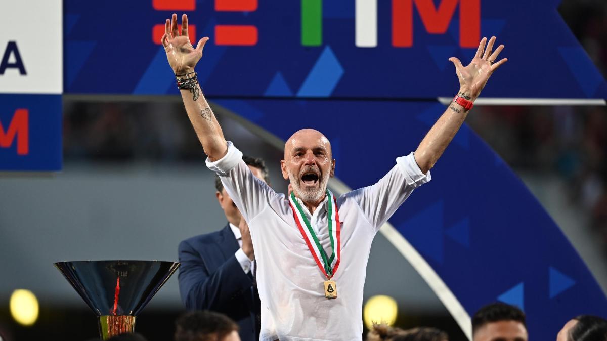 Sorpresa per Pioli: premiato dal Milan club "Old Clan" con una targa