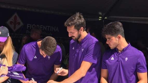 FOTO FV, Tanti autografi per Astori e due baby