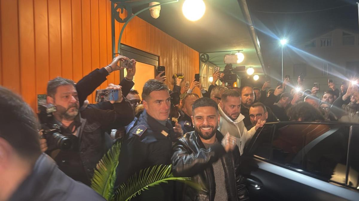 Insigne torna al Pescara dopo 14 anni, accolto da un centinaio di tifosi
