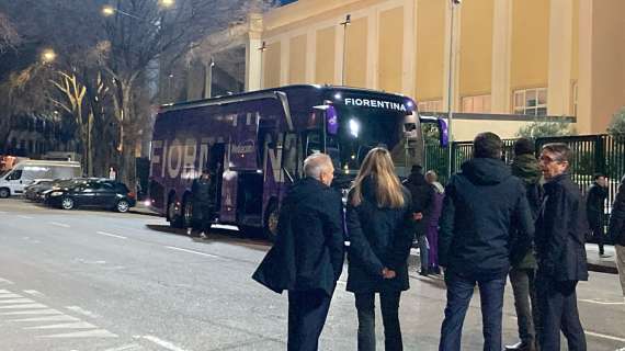 Fiorentina-Lecce, il pullman viola è arrivato allo stadio Franchi: ecco i video e le immagini