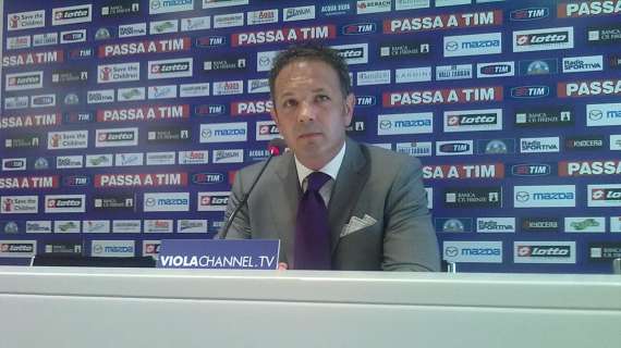 Sinisa Mihajlovic nella conferenza stampa di oggi, con la sua cravatta viola.