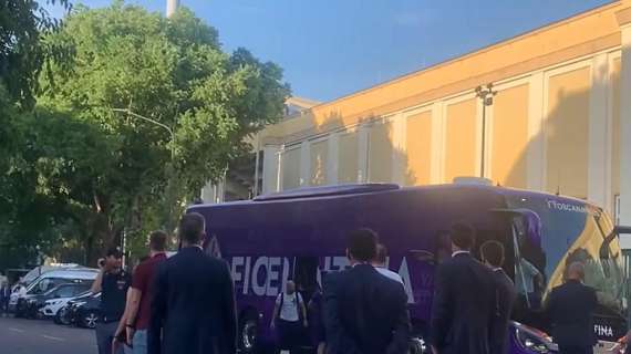 VIDEO FV, L'arrivo del bus della Fiorentina al Franchi