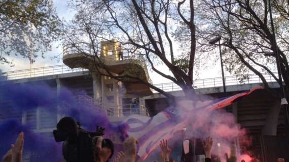 FOTO-VIDEO FV, Bagno di folla davanti al pullman viola