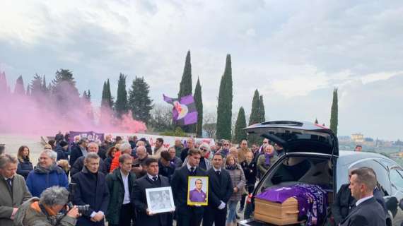 VIDEO FV, Fumogeni viola per Hamrin all'uscita