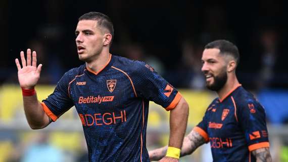 Il Lecce sfiora il colpaccio ma viene riacciuffato dal Verona: finisce solo 1-1