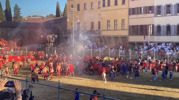 CALCIO STORICO, Rossi battono Azzurri per 9 a 2