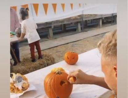 FOTO, Barak si consola con le zucche di Halloween