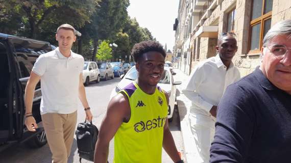 Ecco il vice Dodo: Lamptey è arrivato a Firenze. Le immagini prima delle visite mediche
