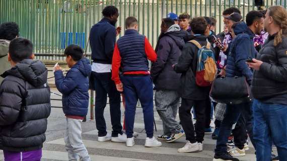 FOTO FV, Nzola scatta foto coi tifosi fuori dal Franchi