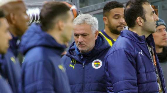 Turchia, Galatasaray-Fenerbache finisce malissimo: Mourinho denunciato per razzismo