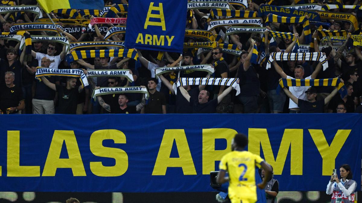 Striscione dei tifosi gialloblù per la curva Fiesole: "Mille gin tonic"