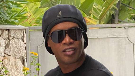 RONALDINHO, Suo figlio Joao firma per il Barcellona