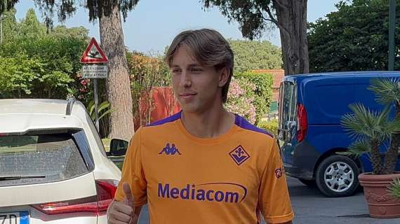 Fazzini arriva a Villa Stuart per le visite: le prime foto in maglia viola