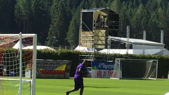 BABACAR, Un paio di autografi e poi pallone