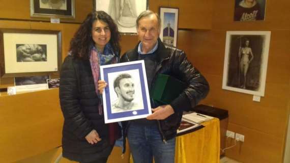 FOTO FV, Babbo Astori e un ritratto per ricordo