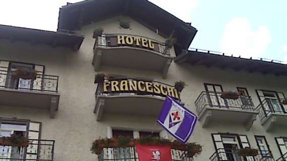 Una veduta dell&#039;hotel Franceschi, sede del neo-viola club, con tanto di bandiera viola d&#039;ordinanza