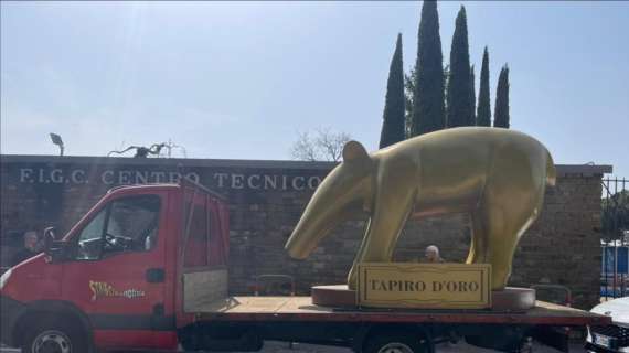 FOTO, Maxi tapiro d'oro per il ct Roberto Mancini