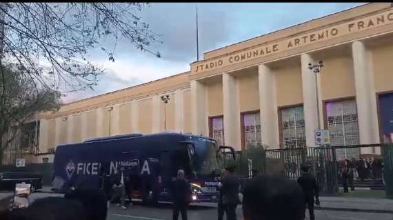 VIDEO FV, Squadra arrivata al Franchi: carica dei tifosi