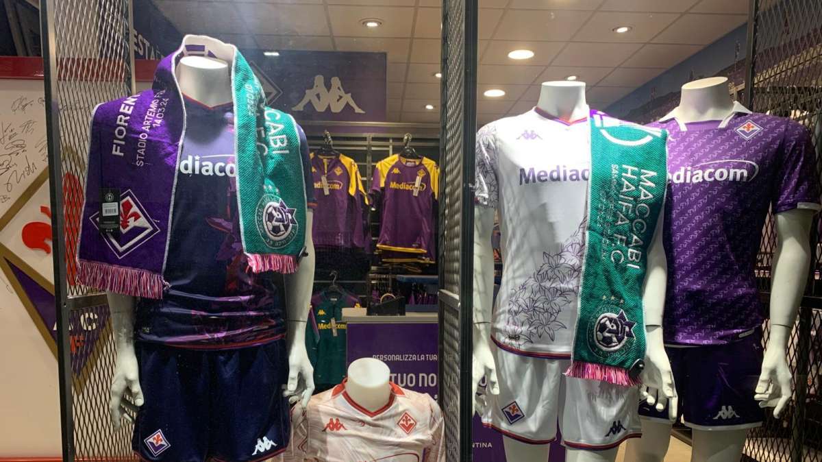 FOTO FV, Le sciarpe celebrative di Fiorentina-Maccabi