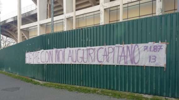 FOTO FV, Striscione al Franchi: "Auguri capitano"