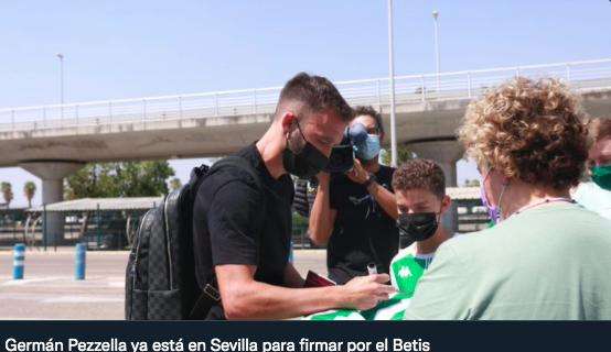 FOTO, Pezzella è a Siviglia: subito i primi autografi