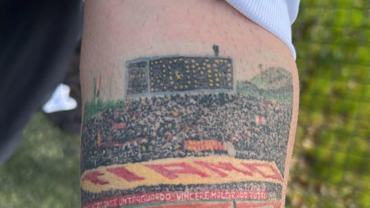 Pizarro dichiara amore alla Roma: ecco il suo tatuaggio per la Curva Sud