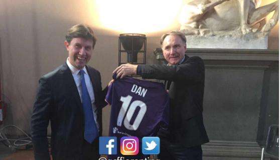 FOTO, Nardella regala la 10 viola a Dan Brown