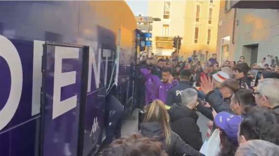 VIDEO FV, I tifosi caricano la squadra: cori fuori dall'hotel