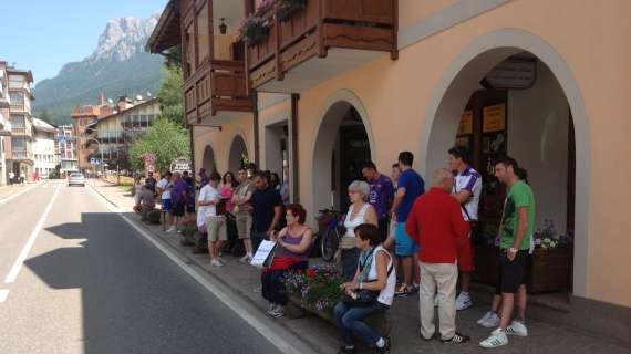 MOENA, Primi tifosi davanti all'hotel viola