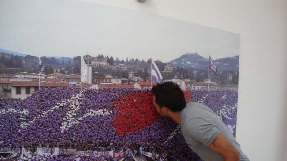 Mario Santana mentre bacia una foto della Curva Fiesole, all&#039;interno della redazione di Firenzeviola.it