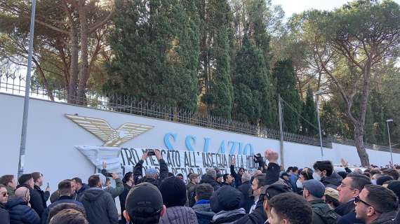 LAZIO, Tifosi a Formello: "Lotito non sei degno"