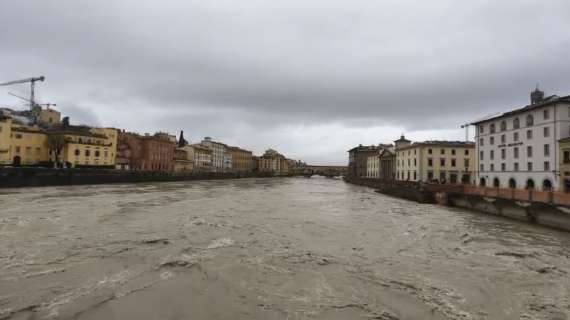 Firenze: Allerta rossa per pioggia, Arno in aumento visto da Ponte Alle Grazie