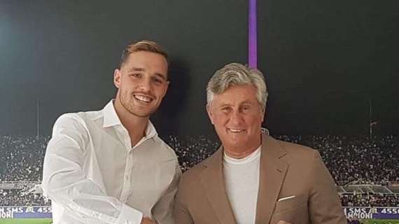 FOTO, Lirola posa dopo la firma con la Fiorentina