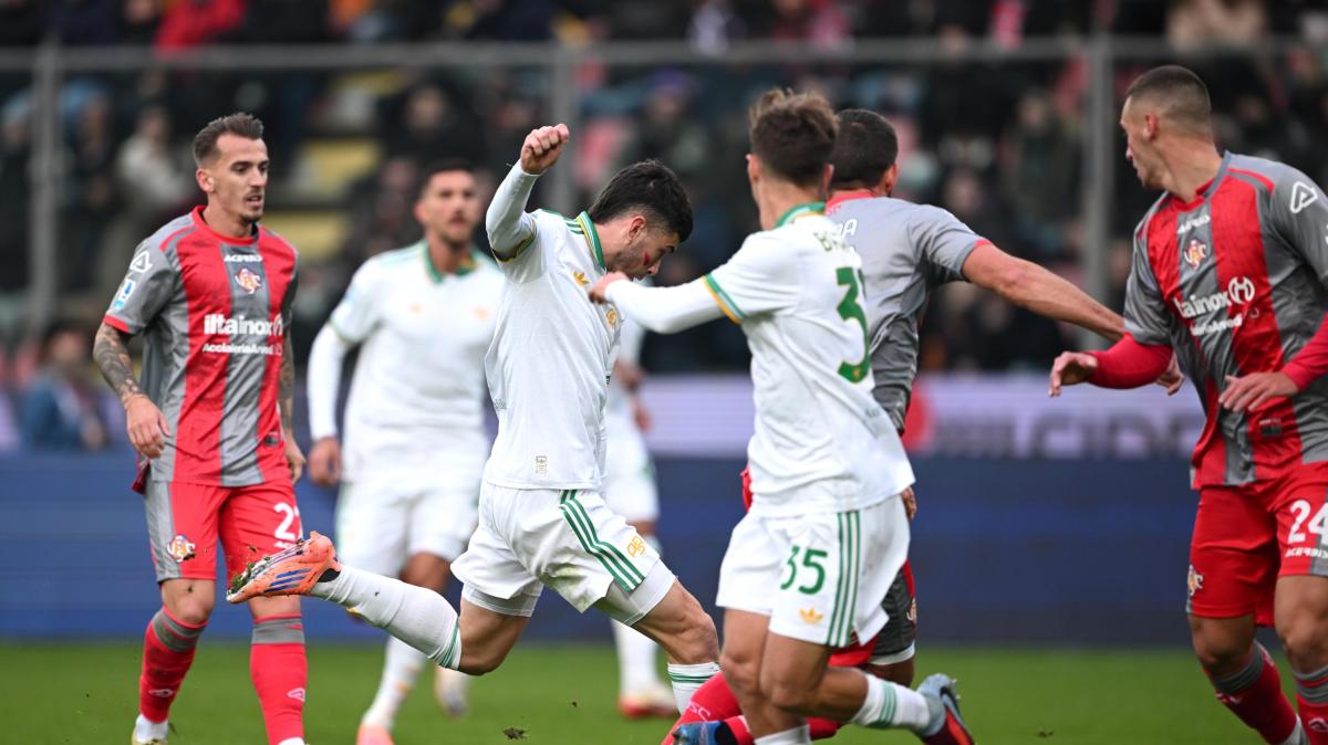 La Roma passeggia sulla Cremonese e torna in vetta. Gasperini espulso