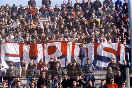 CAGLIARI, Tifosi in viola per esorcizzare la sfortuna