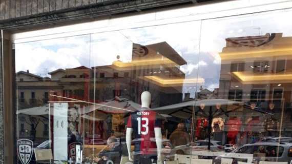 FOTO FV, Al Cagliari Store maglie di Astori in vetrina