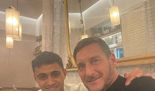 FOTO, Distefano con Totti in un ristorante a Firenze